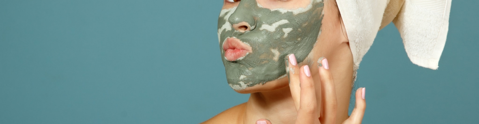 portrait d'une femme faisant un masque visage purifiant